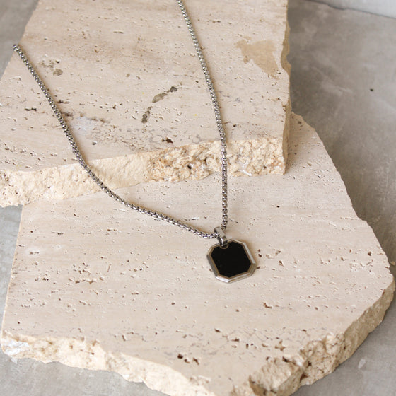 Collar Medalla Geométrica Negra