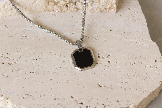 Collar Medalla Geométrica Negra
