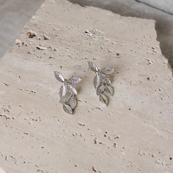 Aretes Largos Hojas Plateadas