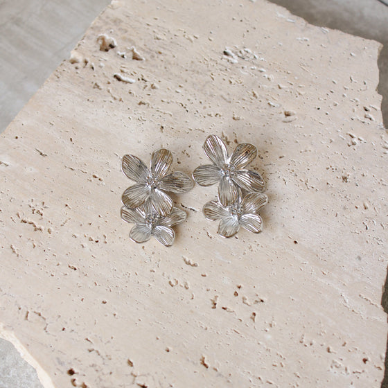 Aretes Dos Flores Plateadas