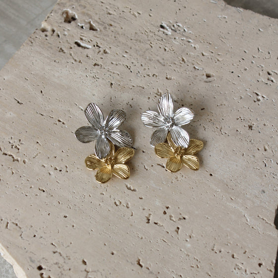 Aretes Dos flores Dos Tonos