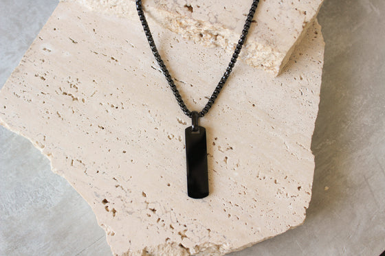 Collar Colgante Rectangular Plano Negro