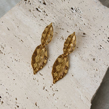  Aretes Largos Hojas Texturizadas
