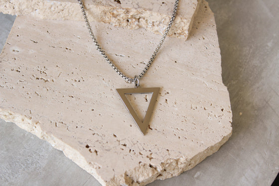Collar Triangular Hueco