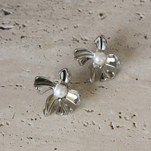  Aretes Flor Irregular con Perla