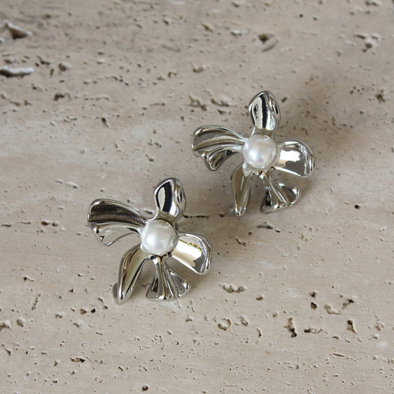 Aretes Flor Irregular con Perla