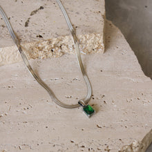  Collar Serpiente Plateada y Circonia Verde