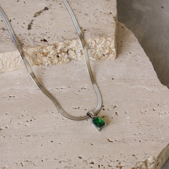 Collar Serpiente Plateada y Circonia Verde