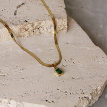  Collar Serpiente Dorada y Circonia Verde