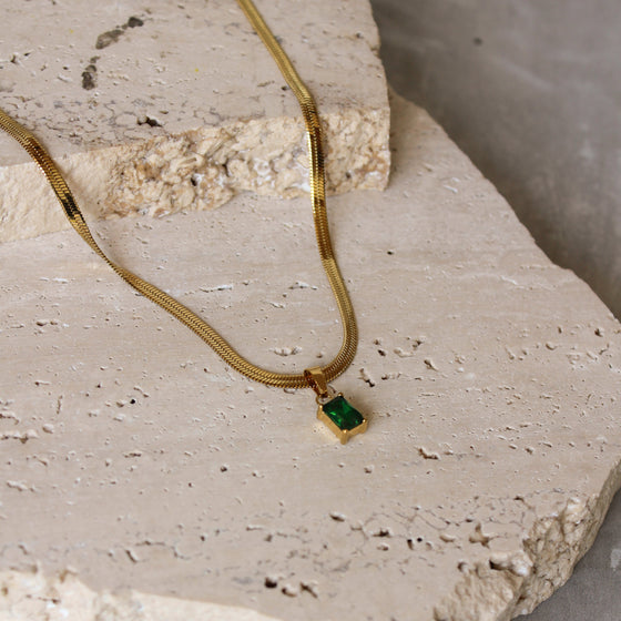 Collar Serpiente Dorada y Circonia Verde