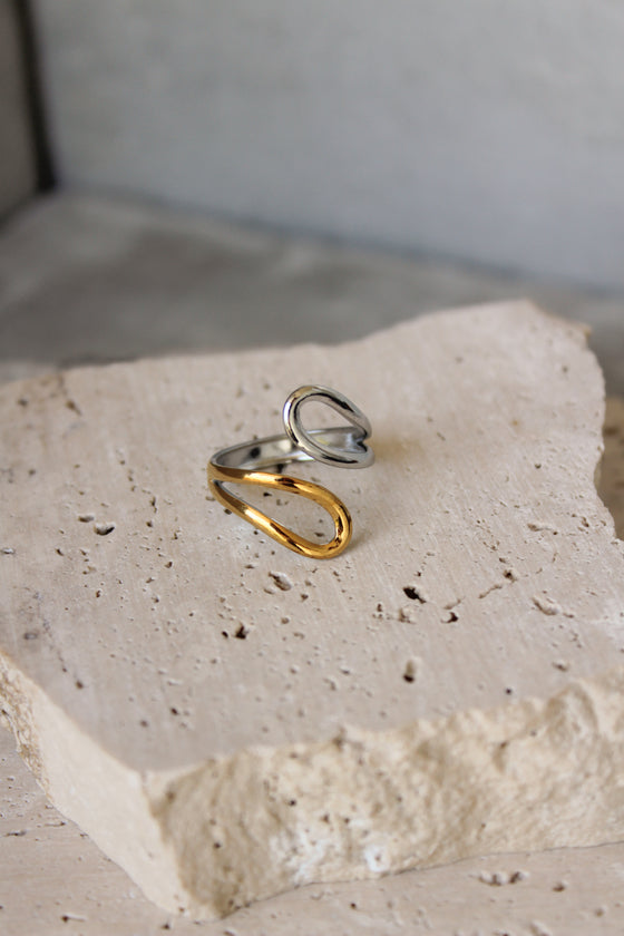 Anillo Entrelazado Hueco Dos Tonos