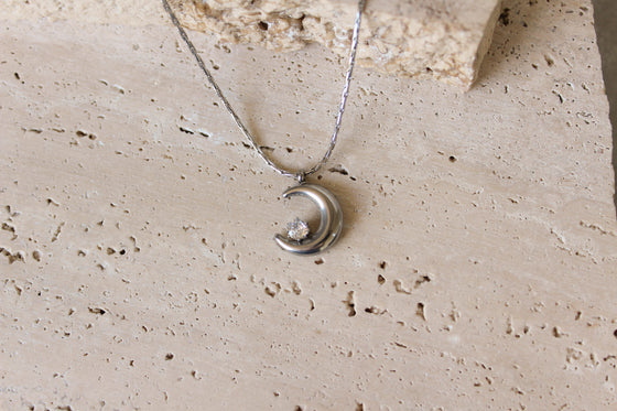 Collar Media Luna Plateada