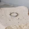 Anillo Plateado Triangular Circonias