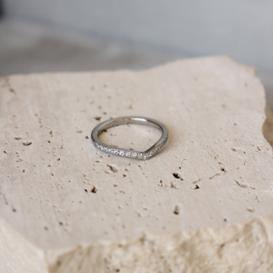 Anillo Plateado Triangular Circonias