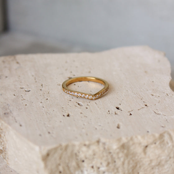 Anillo Dorado Triangular Circonias