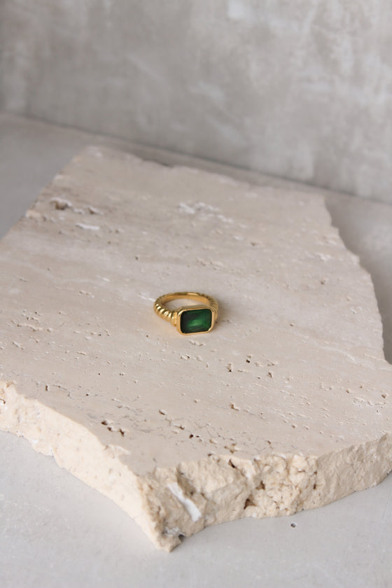 Anillo Torcido Con Piedra Verde