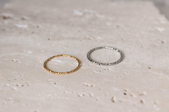 Anillo Delgado Con Textura