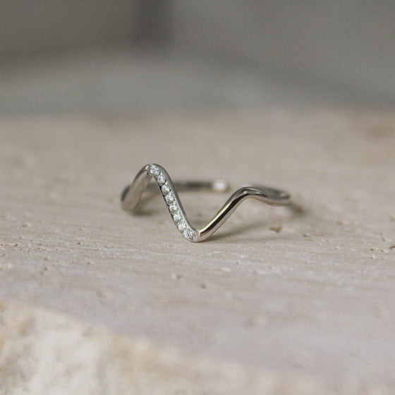 Anillo Curveado Plateado Circonias
