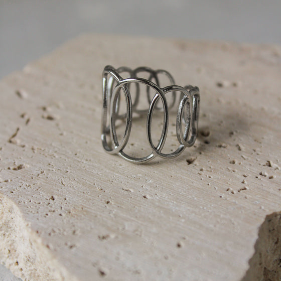 Anillo Círculos Huecos Entrelazados Plateados