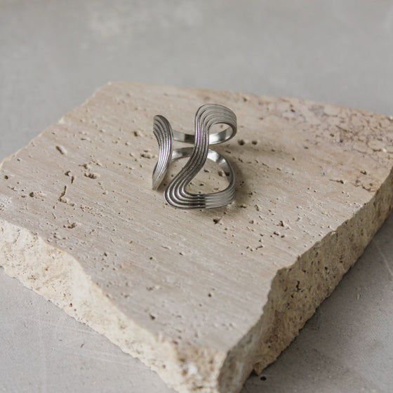 Anillo Irregular Textura Plateado