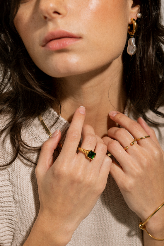 Anillo Torcido Con Piedra Verde